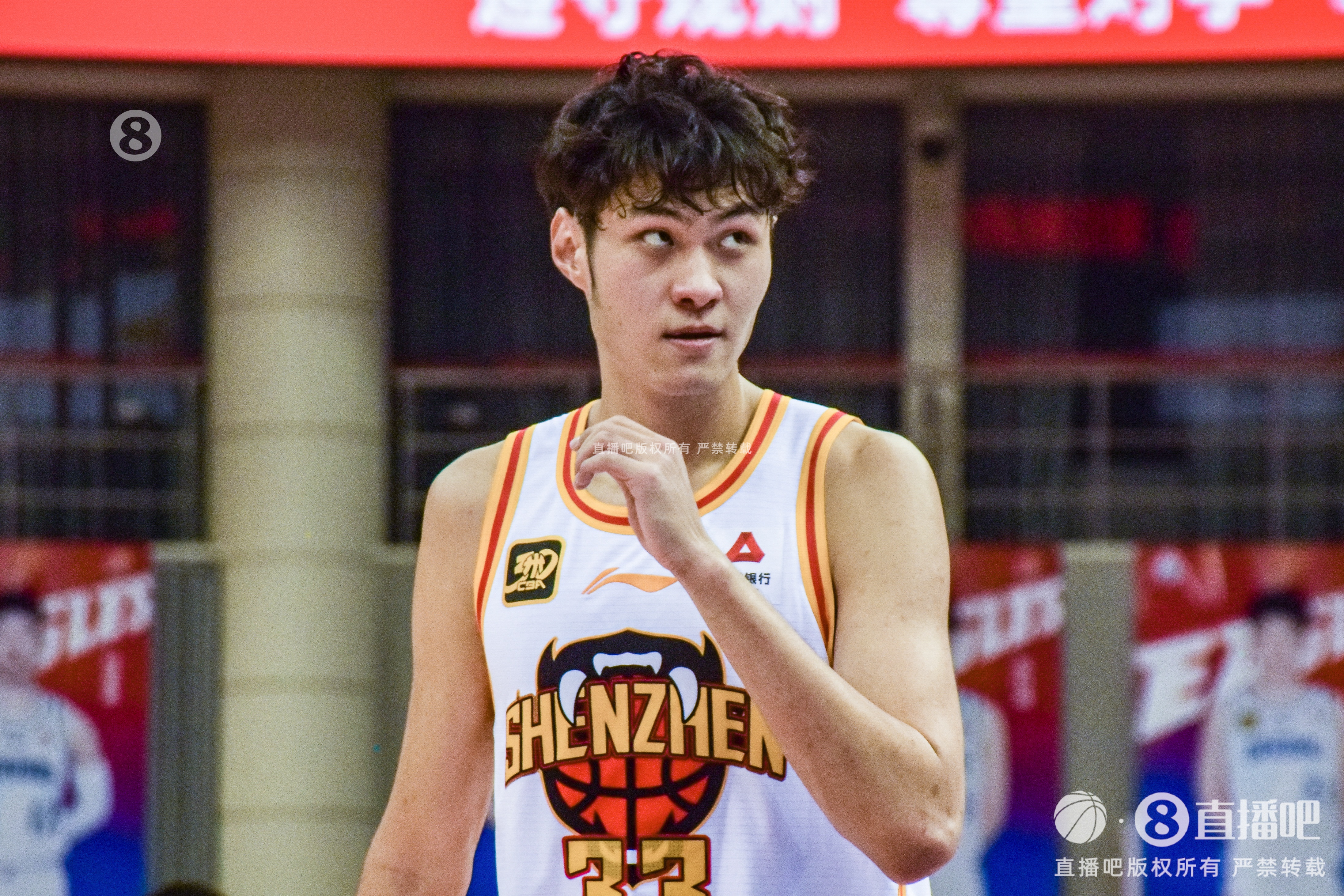 敢打敢拼！王浩然首節打滿(mǎn)12分鐘6中4拿到11分&上演反擊飛身劈扣